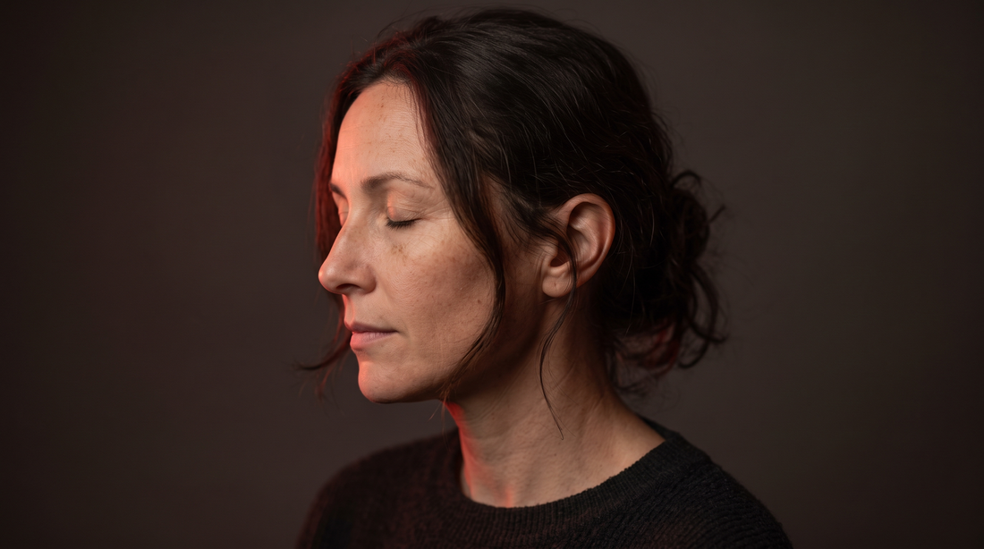 Gezicht van een vrouw belicht door warm rood licht