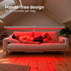 Man ligt op de bank onder de ATP Pure Duo Set in horizontale stand op de standaard, handsfree 10 tot 20 minuten per dag