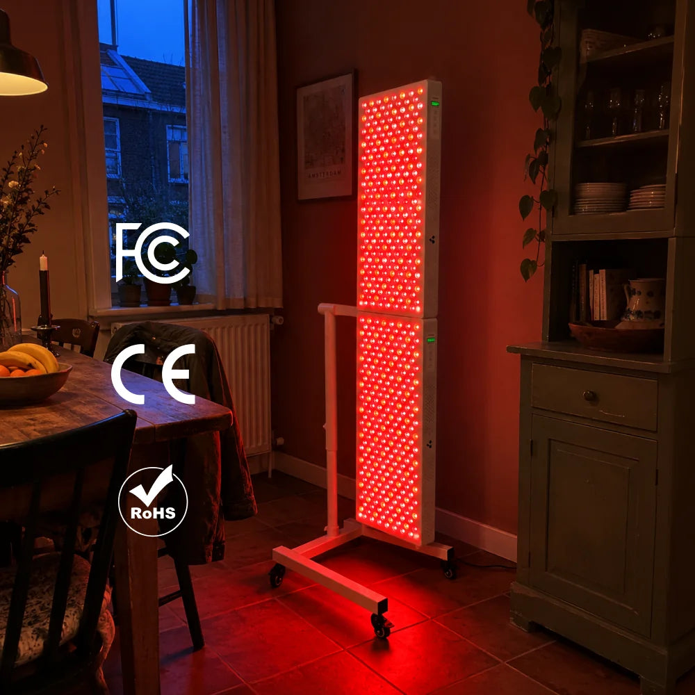 ATP Pure Duo Set: twee 1500 panelen gekoppeld op de verrijdbare standaard in een woonkamer, rood licht aan, FCC-, CE- en RoHS-gecertificeerd