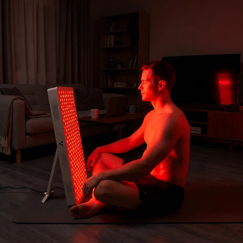 Man zit in kleermakerszit in de woonkamer voor de ATP Pure 1500 op de uitklapbare standaard, rood licht aan