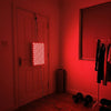 ATP Pure 700 aan de deurhaak opgehangen in een slaapkamer met rood licht aan