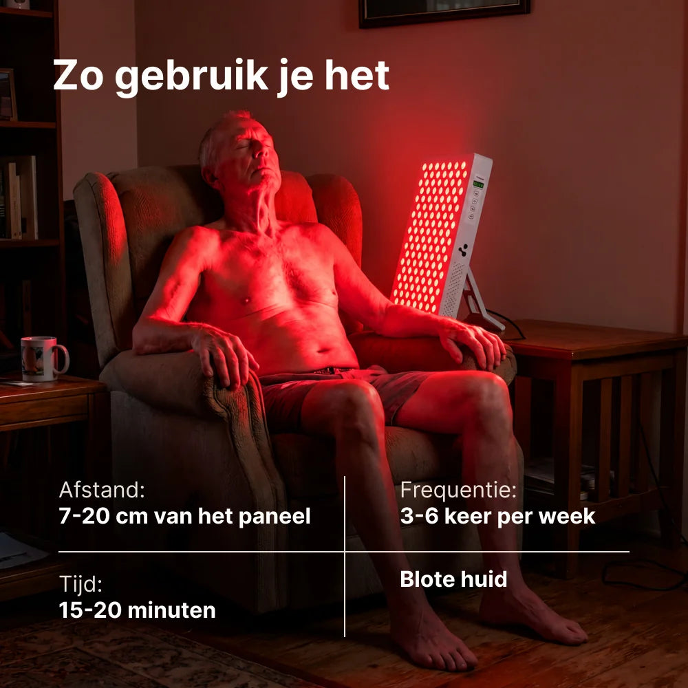 Oudere man zit in een fauteuil voor de ATP Pure 700: 7 tot 20 cm afstand, 15 tot 20 minuten, 3 tot 6 keer per week op de blote huid