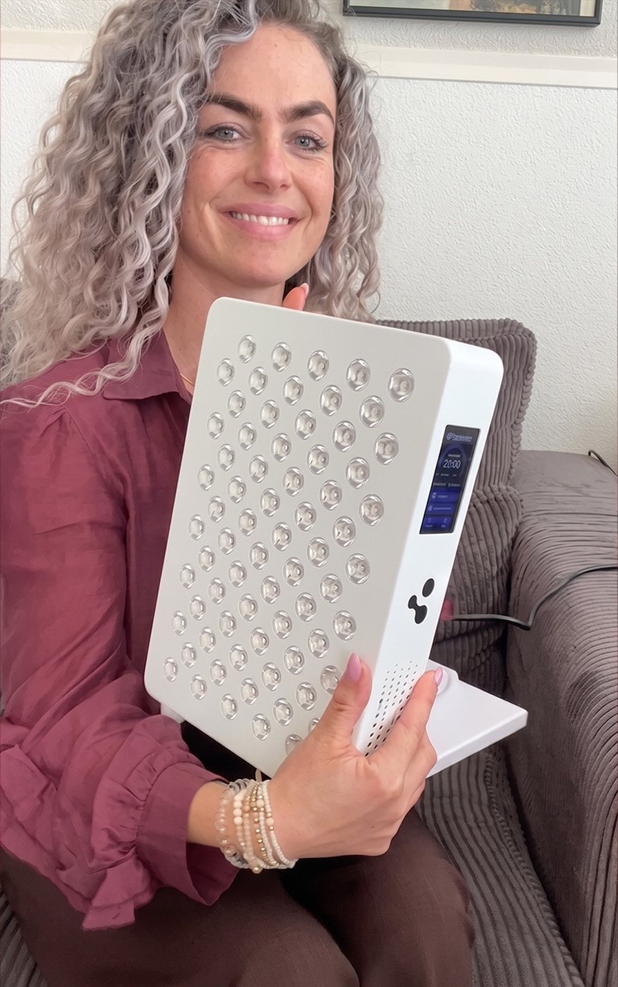 Lachende Frau mit einem ATP Pro 350 Panel in den Händen